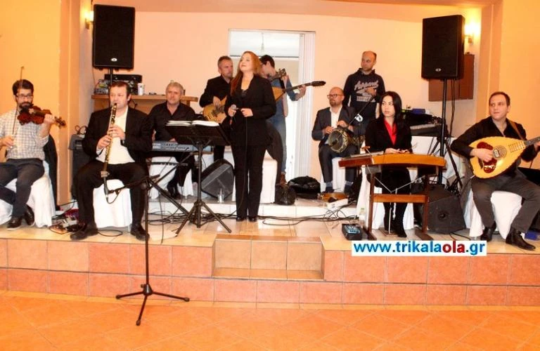 Τρίκαλα: Ο χορός ξεκίνησε με το «Μακεδονία ξακουστή» – Η ερμηνεία που ξεσήκωσε τον κόσμο (βίντεο)
